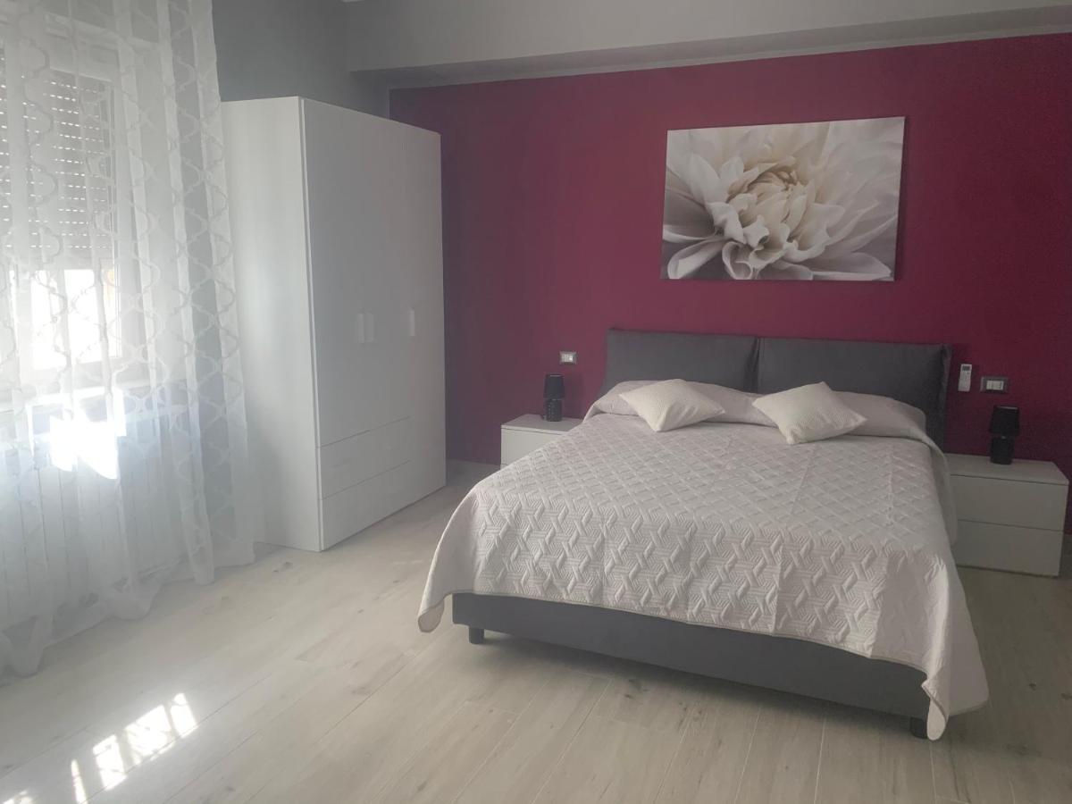לינה וארוחת בוקר קרוטונה Le Stanze Di Dalia מראה חיצוני תמונה